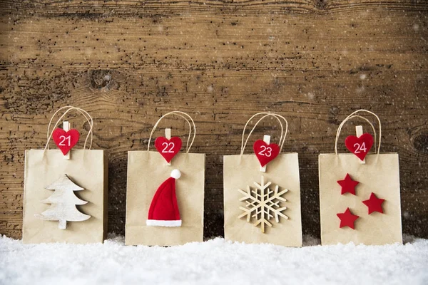 Einkaufstüten mit Weihnachtsdekoration, Schneeflocken — Stockfoto