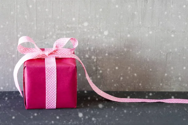 Розовый подарок, снежинки, пространство для копирования — стоковое фото