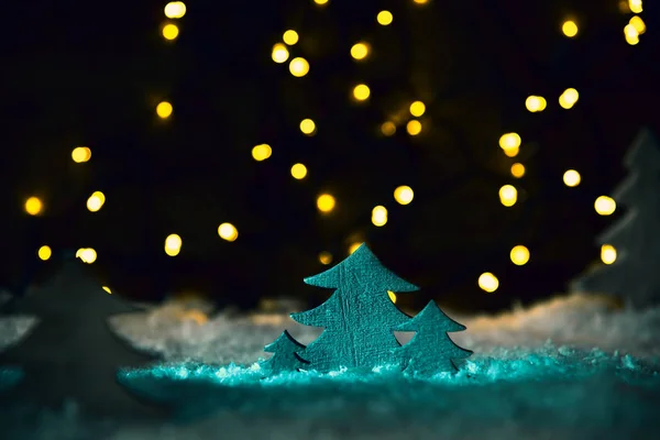 绿色木制圣诞树, 雪, 明亮的灯光, 雪花 — 图库照片
