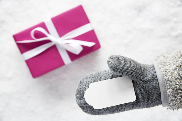 Рожевий подарунок, рукавички, копія простір — стокове фото