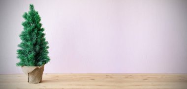 Noel ağacı, pembe beton arka plan, kopya alanı