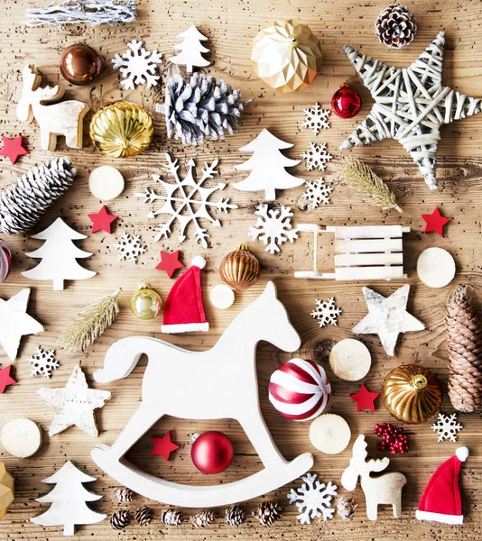 Різдво плоских лежав з прикраси, сільському стилі тла, іграшковий кінь-качалка — стокове фото