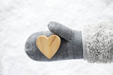 Yün eldiven ahşap kalp, kar