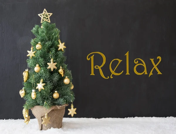 Рождественская елка, текст Relax, черный бетон — стоковое фото
