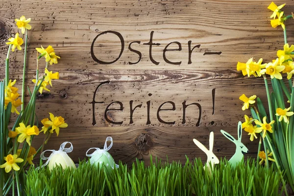 卵とウサギ、フォアグラの Osterferien 意味イースター休暇 — ストック写真
