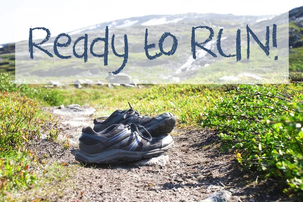 Zapatos en la ruta de senderismo, texto listo para correr —  Fotos de Stock