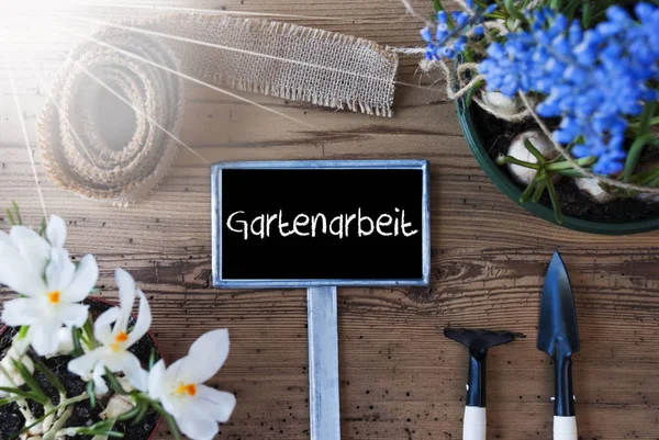 Soliga våren blommor, Sign, Gartenarbeit hjälpmedel Trädgårdsskötsel — Stockfoto