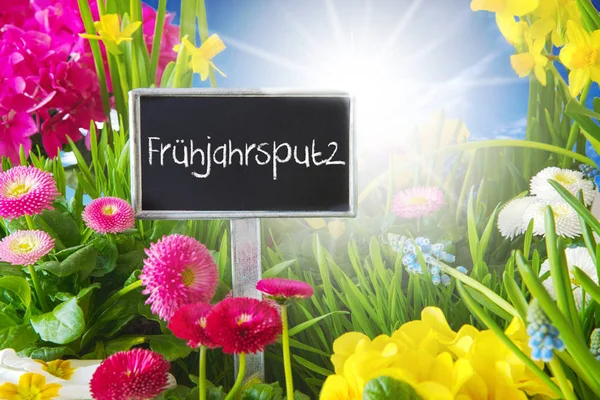 Soleado prado de flores de primavera, Fruehjahrsputz significa limpieza de primavera — Foto de Stock
