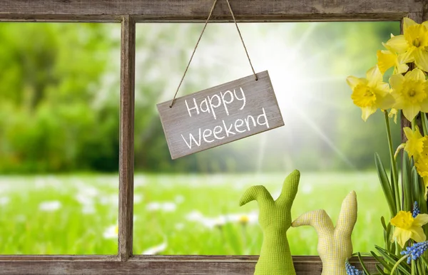 Fenster, grüne Wiese, glückliches Wochenende — Stockfoto