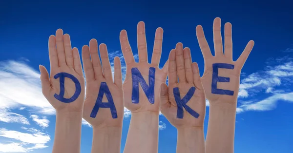 Händer med bokstäver byggnad Danke betyder Tack — Stockfoto