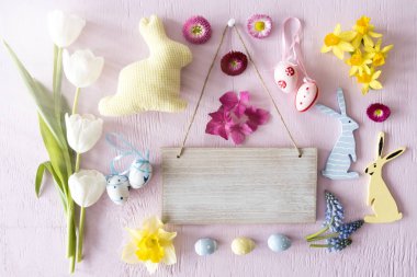 Güneşli Paskalya düz Lay çiçeklerle kopyalama alanı