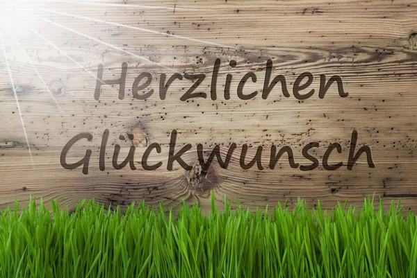 Fundo de madeira ensolarado, Gras, Herzlichen Glueckwunsch significa parabéns — Fotografia de Stock