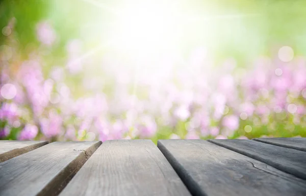 Tablero de madera soleado con Erica Flower Field como fondo —  Fotos de Stock