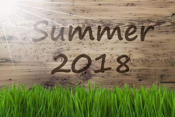 Sunny Wooden Background, Gras, Text Summer 2018 — Stock Photo, Image