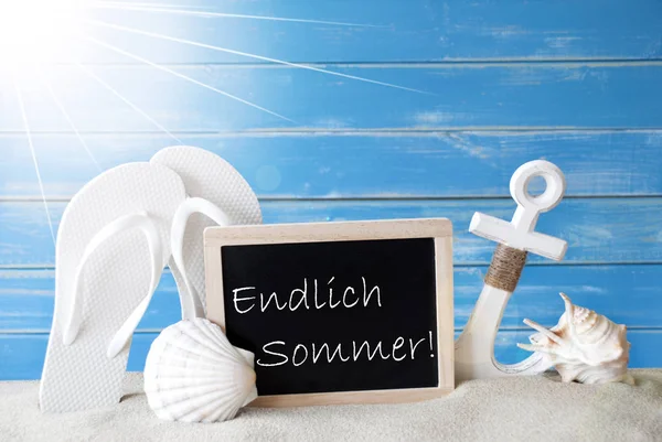Cartão ensolarado com Endlich Sommer significa feliz verão — Fotografia de Stock