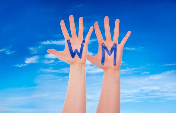Mani con i mezzi WM Coppa del Mondo, cielo blu — Foto Stock