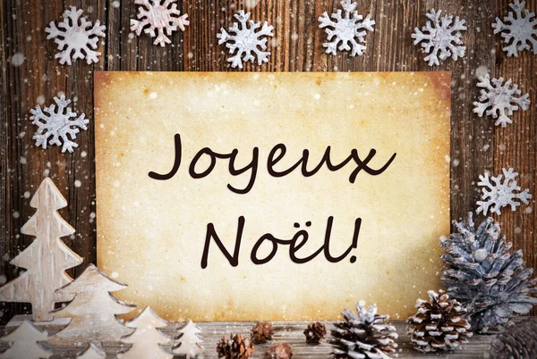 Старая бумага, рождественские украшения, Joyeux Noel означает Счастливого Рождества, Снежинки — стоковое фото