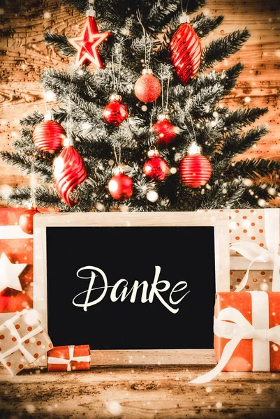 Árbol de Navidad brillante, Regalos, Copos de nieve, Danke significa Gracias —  Fotos de Stock