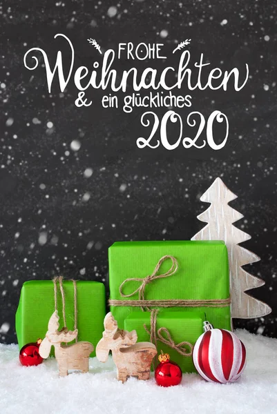 Presente verde, Bola, Flocos de neve, Árvore, Glueckliches 2020 significa feliz 2020 — Fotografia de Stock