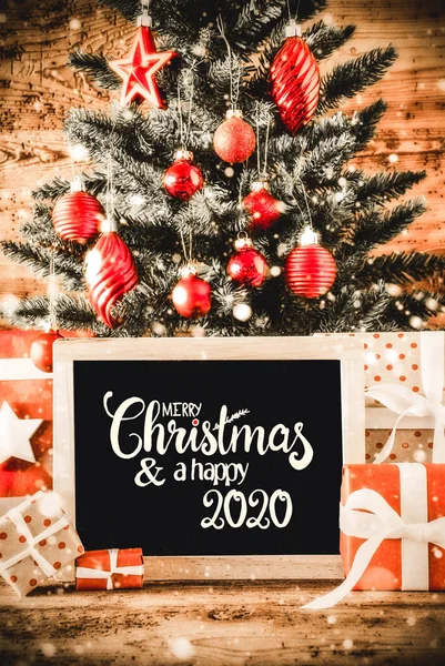 Árbol de Navidad brillante, regalos, copos de nieve, Feliz Navidad y un feliz 2020 — Foto de Stock