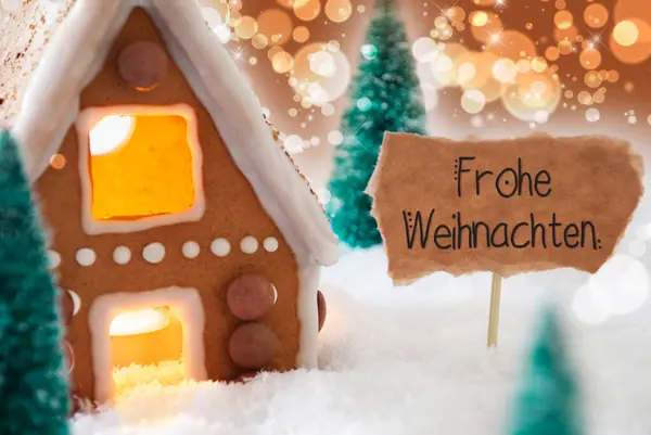 Gingerbread House, Snow, Frohe Weihnachten significa Feliz Natal, Fundo Dourado — Fotografia de Stock