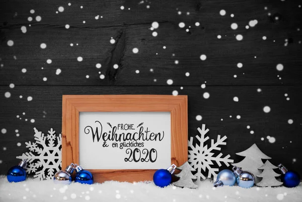 Baum, Schneeflocken, Schnee, blauer Ball, kleckliches 2020 bedeutet glückliches 2020 — Stockfoto