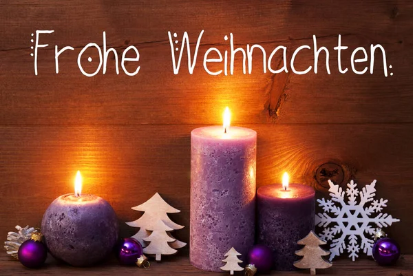 Vela púrpura, Decoración de Navidad, Frohe Weihnachten significa Feliz Navidad —  Fotos de Stock