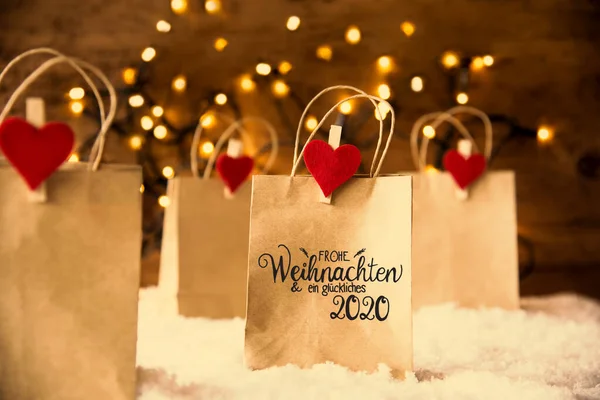 크리스마스 쇼핑백, 눈, 심장, 접착제 2020 행복 한 2020 년을 의미 합니다 — 스톡 사진