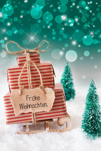 Trineo, Presente, Nieve, Frohe Weihnachten Significa Feliz Navidad, Fondo Verde —  Fotos de Stock