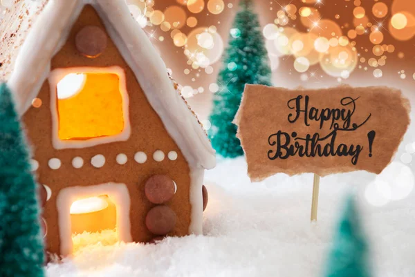 ジンジャーブレッドハウス,雪,幸せな誕生日,ゴールデン背景 — ストック写真