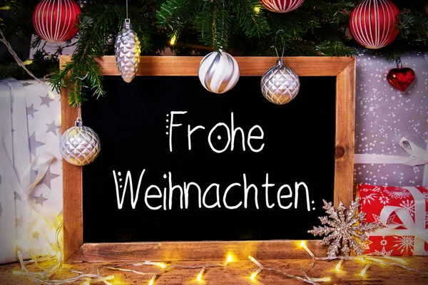 黑板、树、礼物、仙女灯、弗罗和韦赫纳腾意味着圣诞快乐 — 图库照片