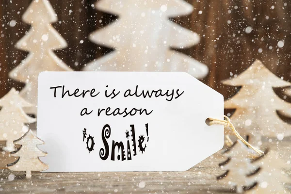 Albero di Natale, Etichetta C'è sempre una ragione per sorridere, Fiocchi di neve — Foto Stock