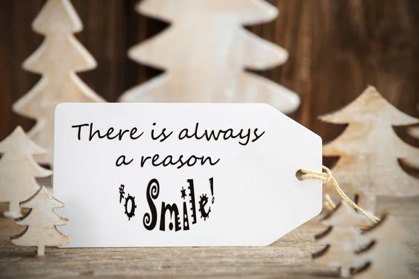 Χριστουγεννιάτικο δέντρο, ετικέτα με υπάρχει πάντα ένας λόγος για να χαμογελάσει — Φωτογραφία Αρχείου