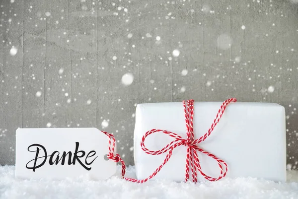 Один різдвяний дарунок, сніг, сніжинки, цемент, Данке означає "Дякую" — стокове фото