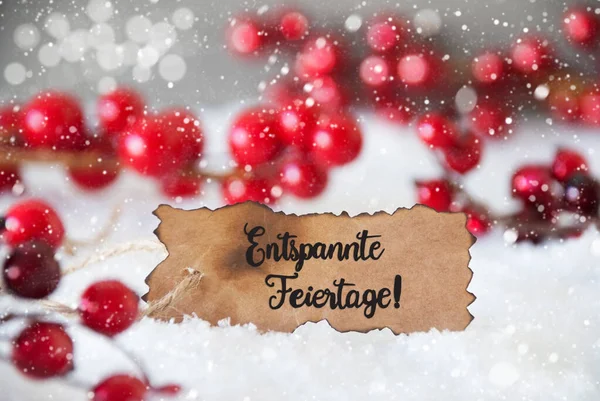Decoração vermelha, Etiqueta, Entspannte Feiertage significa Feliz Natal, Flocos de neve — Fotografia de Stock