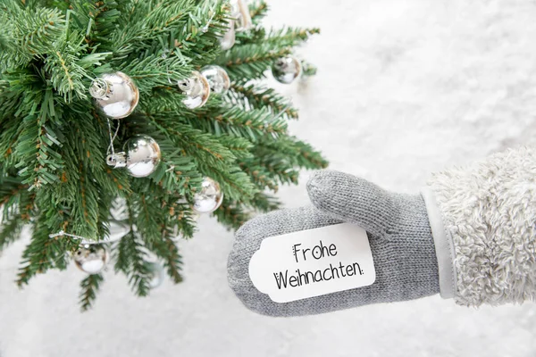 Сіра рукавичка, дерево, срібний м'яч, Фруе Вейнахтен означає щасливе Різдво — стокове фото