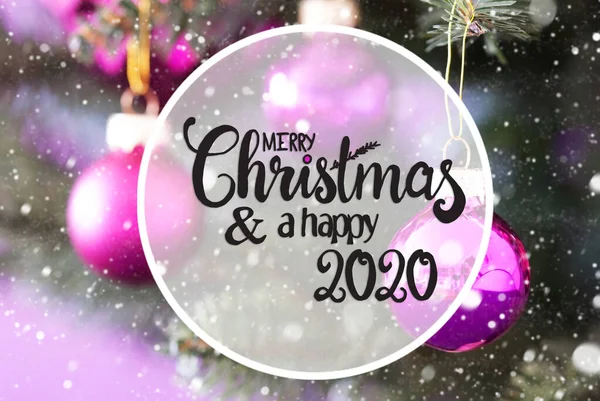 Albero di Natale sfocato, Palla rosa, Buon Natale e Felice 2020, Fiocchi di neve — Foto Stock