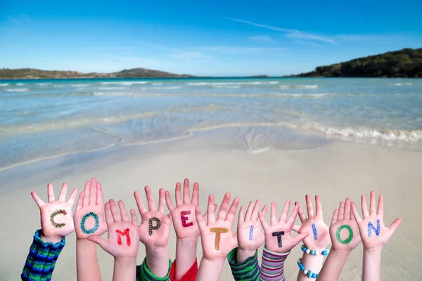 Детские руки Строительство Word Competition, Ocean Background — стоковое фото