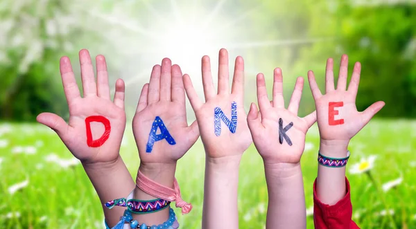Kinderhände bauen Wort Danke, Wiese — Stockfoto
