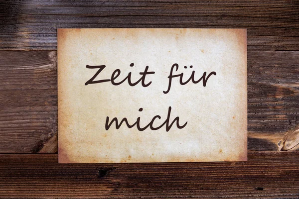 Vecchia carta, Zeit Fuer Mich significa tempo per me, sfondo di legno — Foto Stock