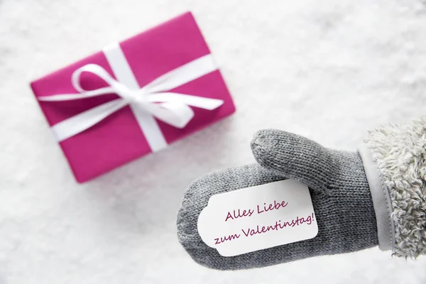 Pink Gift, Glove, Valentinstag σημαίνει ευτυχισμένη ημέρα του Αγίου Βαλεντίνου — Φωτογραφία Αρχείου