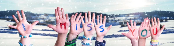 아이들 손짓을 하는 단어보고 싶어요 눈이 내리는 겨울 배경 — 스톡 사진