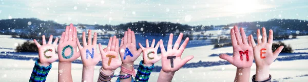 Children Hands Building Word Lépjen kapcsolatba velem, havas téli háttér — Stock Fotó