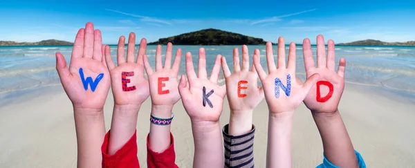 Children Hands Building Word Weekend, Ocean Background — Foto de Stock