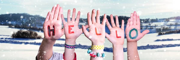 Bambini mani costruzione parola Ciao, sfondo invernale nevoso — Foto Stock