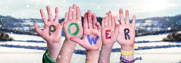 Crianças mãos construindo palavra poder, cenário de inverno — Fotografia de Stock