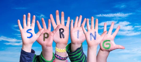 Bambini mani che costruiscono Parola Primavera, Cielo blu — Foto Stock