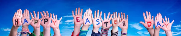 Kinderen handen Bouwen Woord Gelukkige Pasen Dag, Blue Sky — Stockfoto