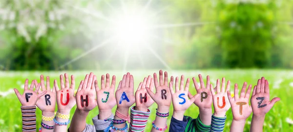 Kinderen handen, Fruehjahrsputz betekent lente schoonmaken, Grasveld — Stockfoto