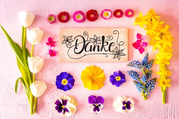 Primavera Flat Lay, Flores, Assine, Caligrafia Danke significa obrigado — Fotografia de Stock